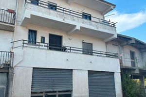 Casa a due piani con garage e terrazzo