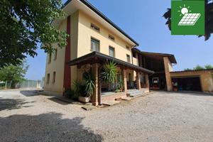 Spaziosa casa indipendente ristrutturata immers...