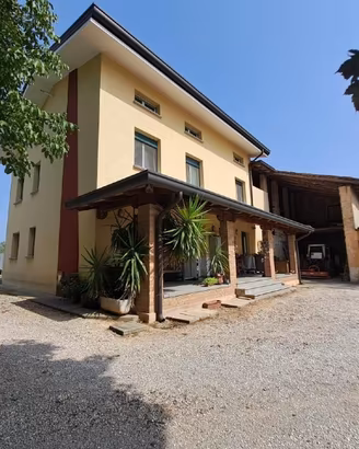 Spaziosa casa indipendente ristrutturata immers...