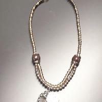 Collana elegante con perline metalliche e pendenti