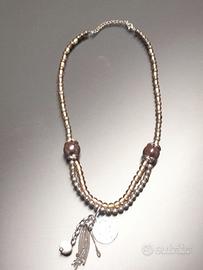 Collana elegante con perline metalliche e pendenti