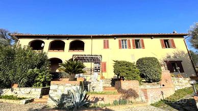 Villa di 475 m² con più di 5 locali a Pistoia