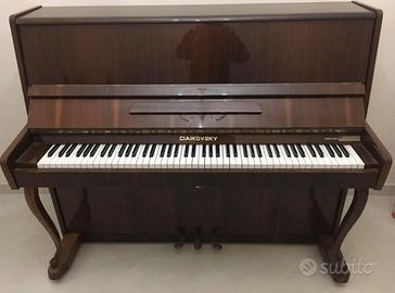 Pianoforte ciaikovski a muro