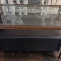 A27 Arredo negozio Tavolo con pouf ecopelle corten