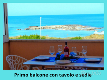 Bilocale sulla spiaggia di sabbia con box auto