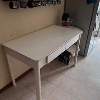 Tavolo bianco con 2 cassetti