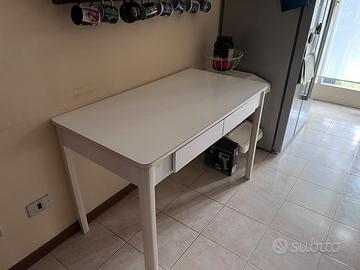 Tavolo bianco con 2 cassetti