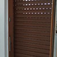 Porta finestra con telaio in buone condizioni.