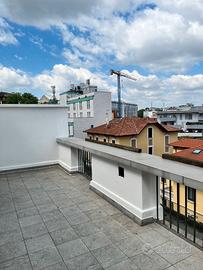 Splendido Attico Ristrutturato con Terrazzo