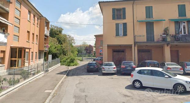 Bilocale in zona corticella con balcone e garage