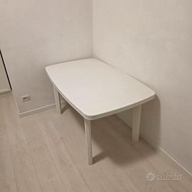 Tavolo da giardino in plastica bianca