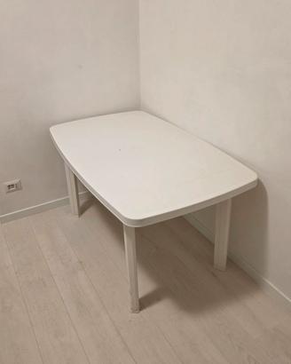 Tavolo da giardino in plastica bianca