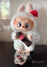 Labubu CocaCola con bottiglia