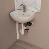 Lavandino con rubinetto automatico 