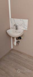 Lavandino con rubinetto automatico 