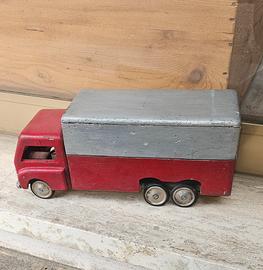 vecchio camion in legno 
