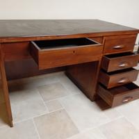 Scrivania come da foto.