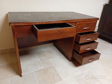 Scrivania come da foto.