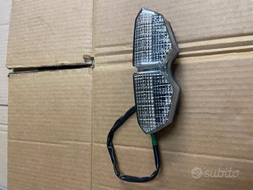 faro posteriore r6 2005