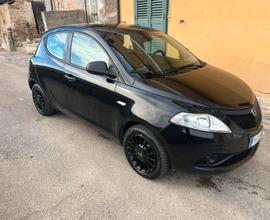 Lancia ypsilon black e noir