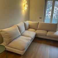 Divano bianco ad angolo