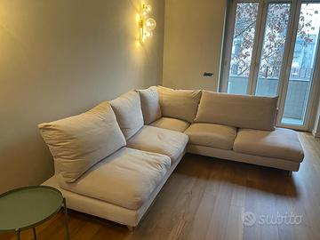 Divano bianco ad angolo