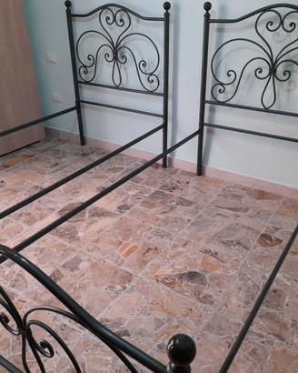 2 x Strutture letto singolo in ferro battuto.