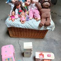 cesta con vari giochi vintage