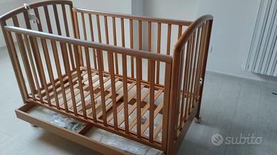 Lettino in legno con accessori