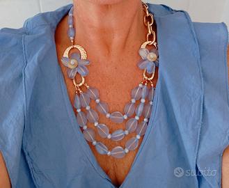 Collana multifilo azzurro con fiori dorati 