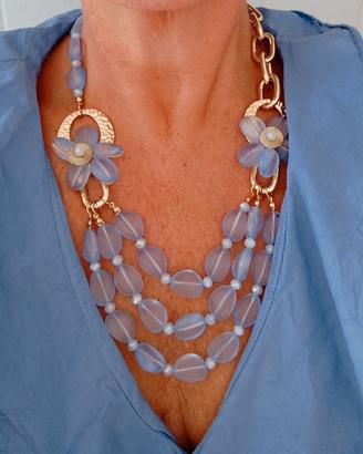 Collana multifilo azzurro con fiori dorati 