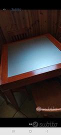 Tavolo da pranzo in legno con 4 sedie