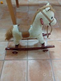 Cavallino a dondolo con ruote