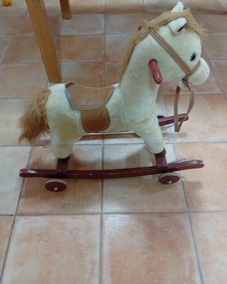 Cavallino a dondolo con ruote