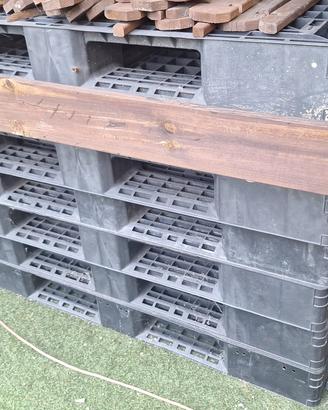 Pallet in plastica forati 140×110×15 cm –