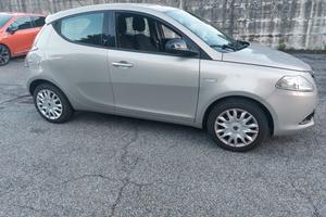 lancia Ypsilon benzina ok neopatentati 