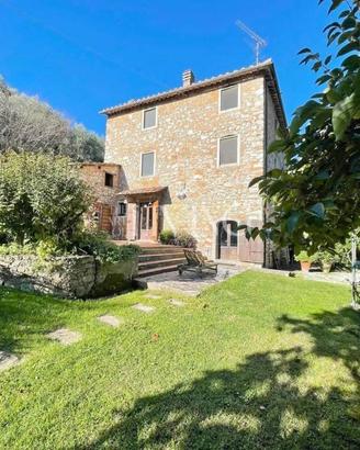 Rustico / Casale di 330 m² con più di 5 locali e b