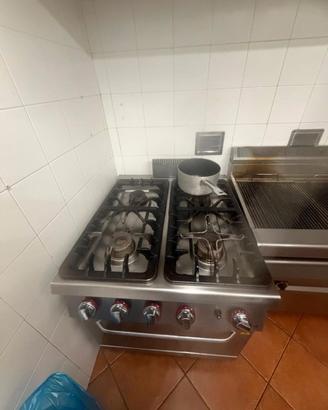 Cucina professionale a gas 4 fuochi – dimensioni 8