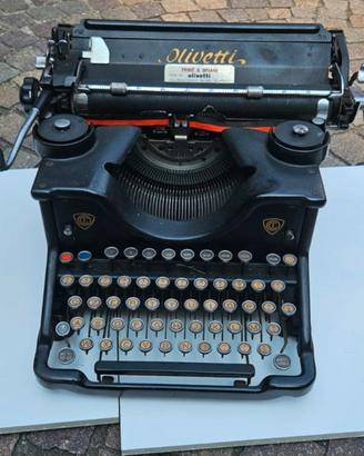 macchina da scrivere Olivetti M40 d'epoca.  Produt