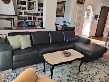 Divano nero in pelle