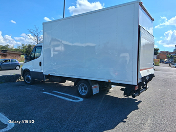 Iveco Daily furgone sponda Euro 6