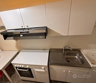 cucina a gas, due pensili e base lavello