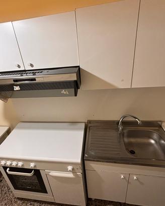 cucina a gas, due pensili e base lavello