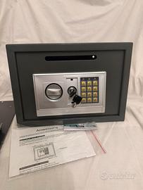 Cassaforte elettronica con chiave e combinazione