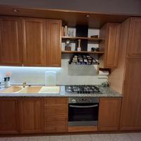 Cucina ad angolo con piano in granito 