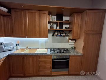 Cucina ad angolo con piano in granito 