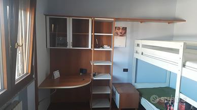 Scrivania angolare con libreria e comodino 