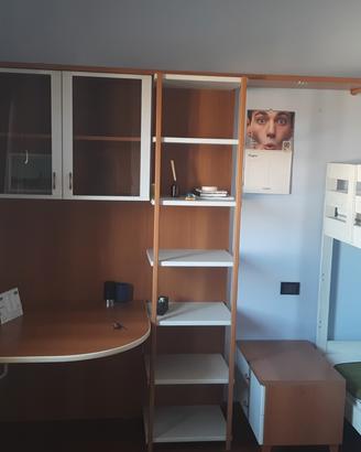 Scrivania angolare con libreria e comodino 