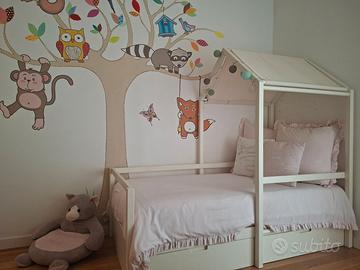 Letto a casetta artigianale in legno con materasso