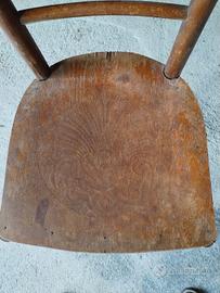 Quattro sedie in legno da restaurare. 
